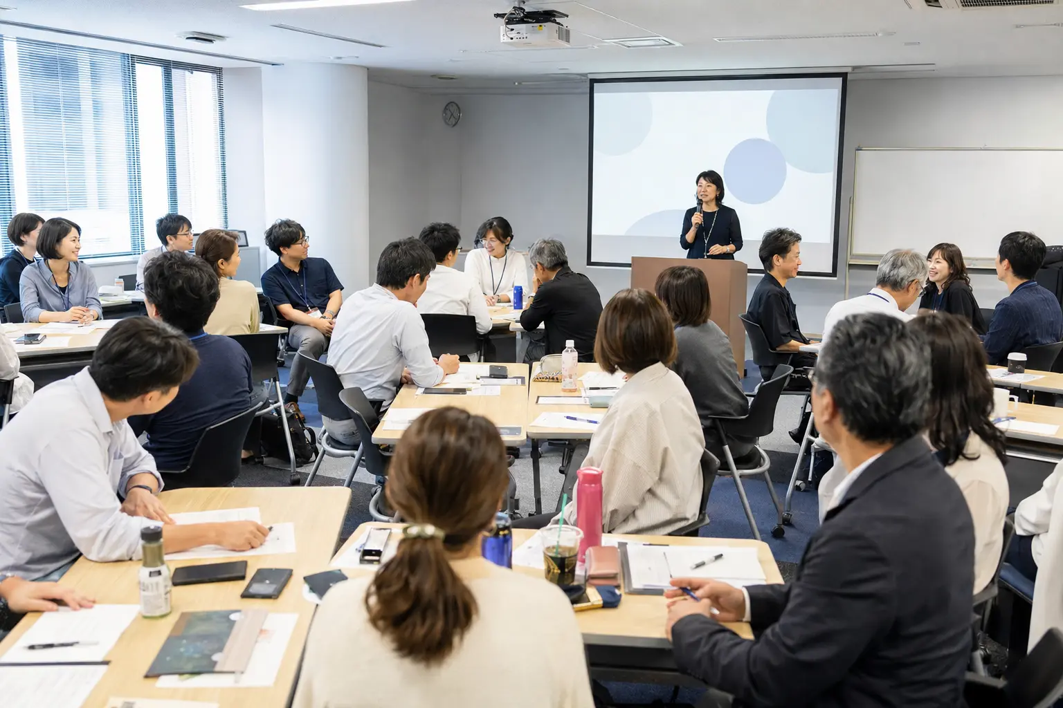 幅広い年代の社員が参加する企業研修