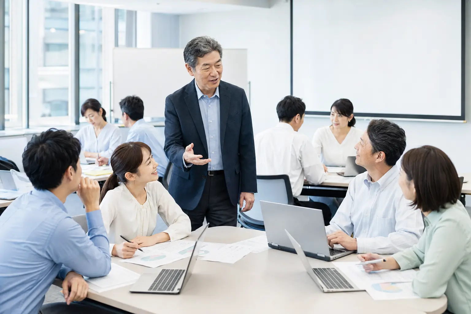 管理職研修で参加者が意見を交わす様子